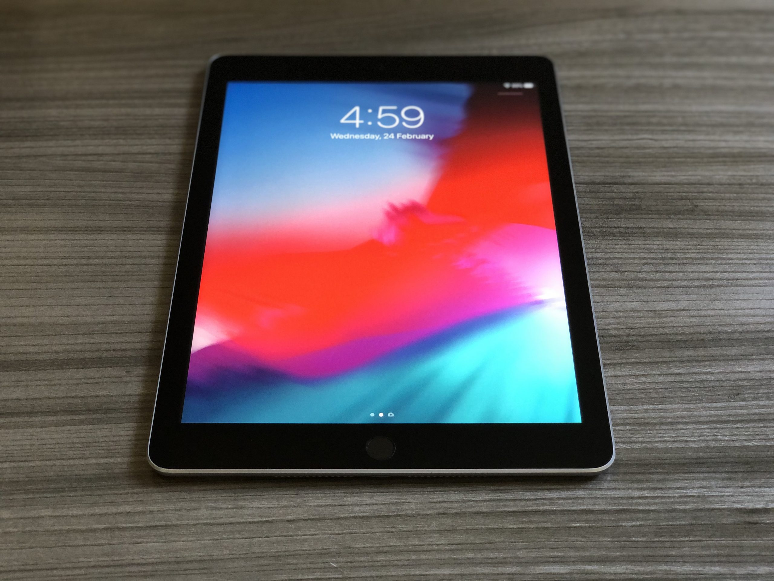 Apple iPad 5th Gen 32GB 9.7in (A1823) Wi-Fi+Cellular Space Grey/ Black