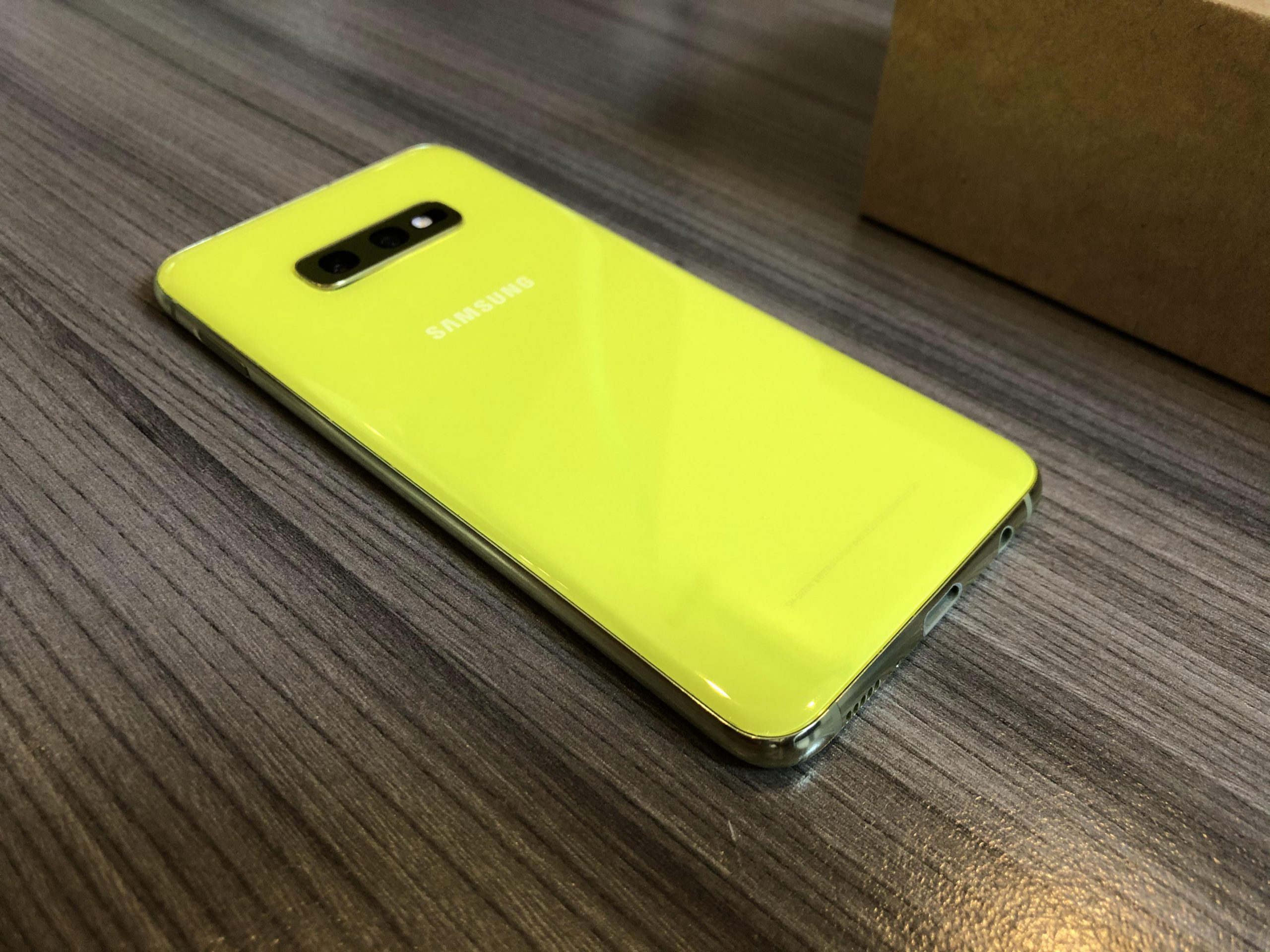 SAMSUNG - Galaxy S10e Canary Yellow Dual Sim 美品 Samsung Galaxy S10e - Canary Yellow | Does it Look Good