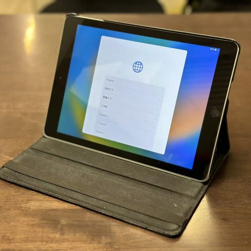 iPad 5 9.7"( Wi-Fi ) 32GB Grey A1822 Excellent Grade with Flip Case Special Deal - Image 3
