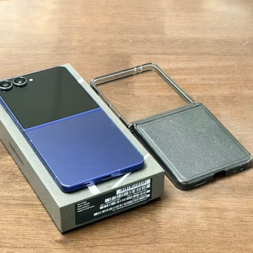 Samsung Galaxy Z Flip7 256GB Blue Shadow Like New with Samsung Box & Free Case - Image 3